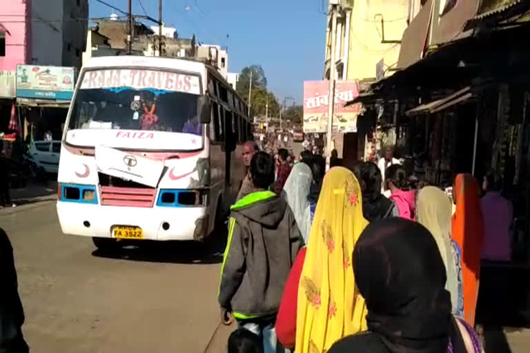 passengers-get-in-trouble-due-to-no-bus-stand-in-hatpipalya-of-dewas