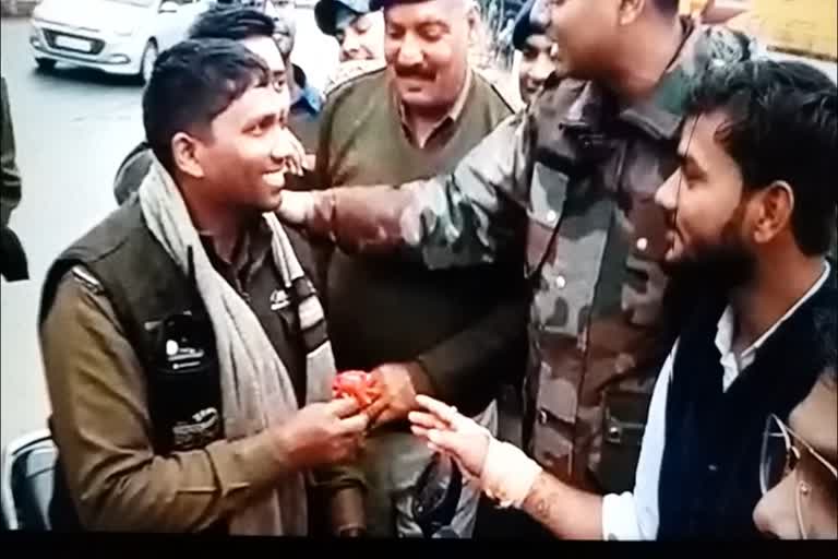 Police given flowers to the people who were not following the traffic rules in morena