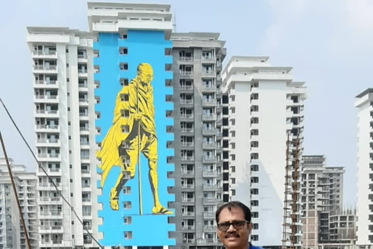 Artist from gondal in rajkot district made the painting of Mahatma gandhi on 15 storey building