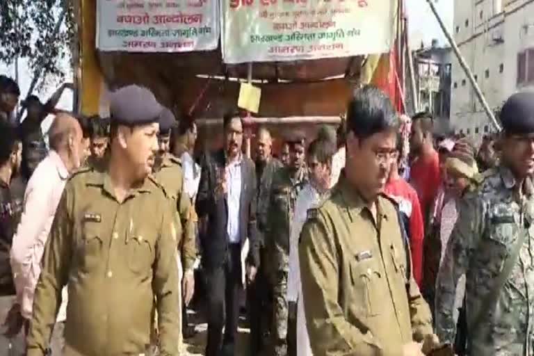 Lathicharge on children in Dhanbad, lathicharge, Jharkhand Asmita Jagriti Manch Dhanbad, लाठीचार्ज, धनबाद में बच्चों पर लाठीचार्ज, झारखंड अस्मिता जागृति मंच धनबाद