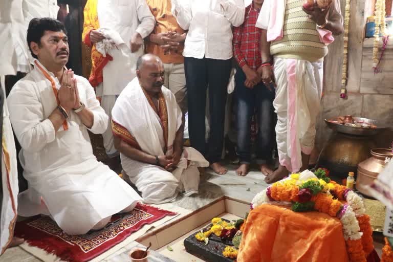 dhananjay-munde-mahapuja-on-gahininathgad-in-beed