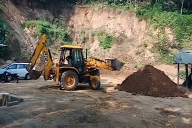 പ്രളയത്തിൽ മണ്ണിടിഞ്ഞ സ്ഥലത്ത് സ്വകാര്യ വ്യക്തി മണ്ണിടിക്കുന്നതായി പരാതി ആനമറിചെക്കു പോസ്റ്റിന് quarry mining i kerala feld മണ്ണെടുപ്പ്