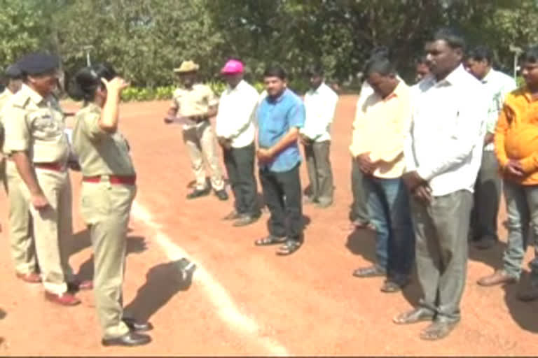 ರೌಡಿ ಶೀಟರ್​ಗಳ ಪರೇಡ್ ನಡೆಸಿದ ಎಸ್ಪಿ