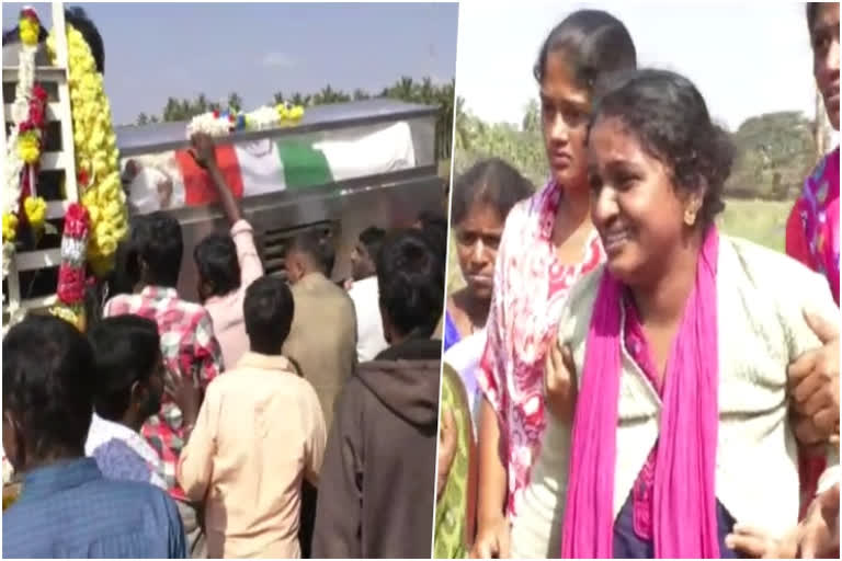 warrior dead body, warrior dead body came to his village, warrior dead body came news, ಯೋಧನ ಪಾರ್ಥಿವ ಶರೀರ, ಸ್ವಗ್ರಾಮಕ್ಕೆ ಬಂದ ಯೋಧನ ಪಾರ್ಥಿವ ಶರೀರ, ಯೋಧನ ಪಾರ್ಥಿವ ಶರೀರ ಸುದ್ದಿ,