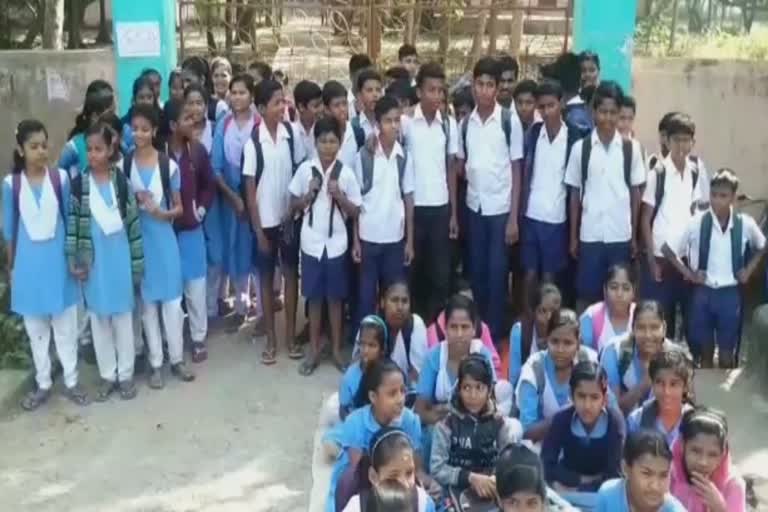 students on strike in bhadrak, bhadrak latest news, ଭଦ୍ରକରେ ଛାତ୍ରଛାତ୍ରୀଙ୍କ ଧାରଣା, ଭଦ୍ରକ ଲାଟେଷ୍ଟ ନ୍ୟୁଜ୍‌