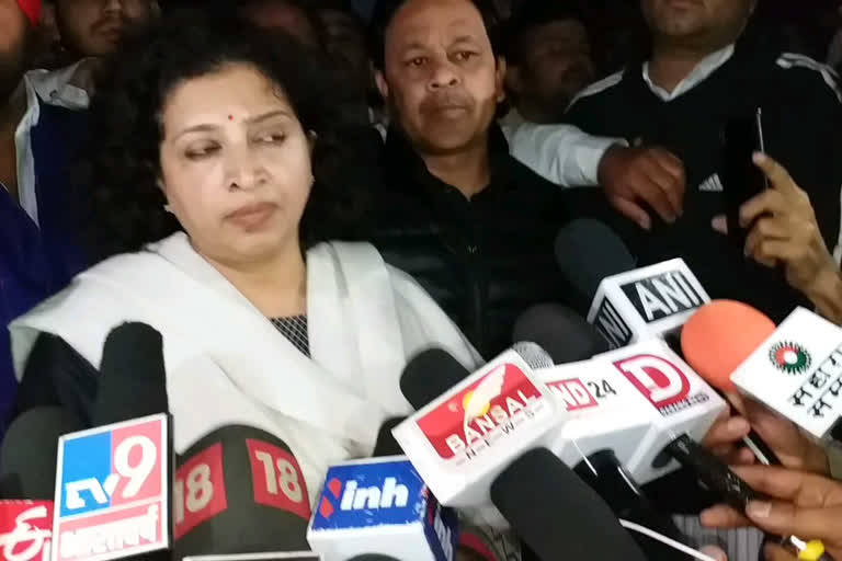 Shobha Ojha reached to meet protesters in indore