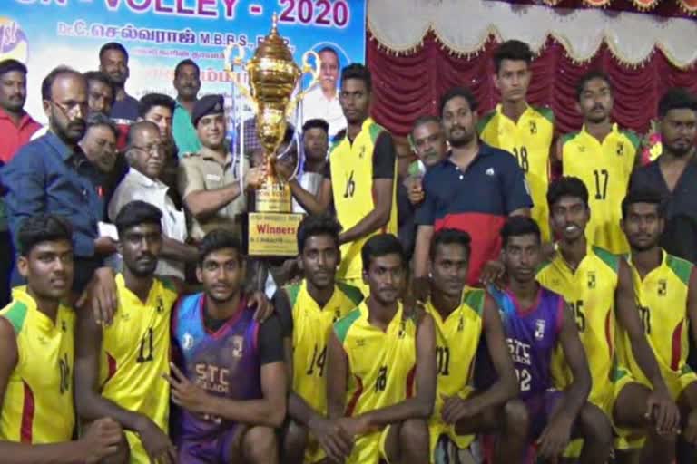 state level volley ball match in theni, sports news in tamil, tamilnadu sports, மாநில அளவிலான கைப்பந்து போட்டி, கைப்பந்துப் போட்டி  பொள்ளாச்சி அணி வெற்றி