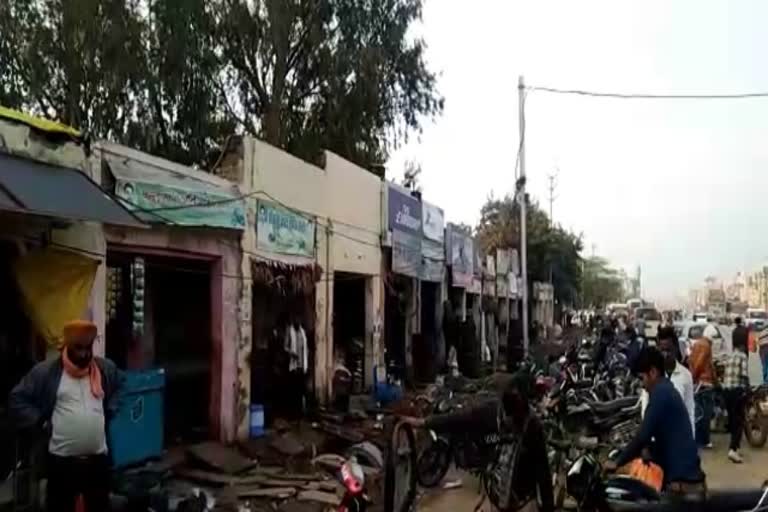 Dabra Municipality CMO issued notices to 60 shopkeepers