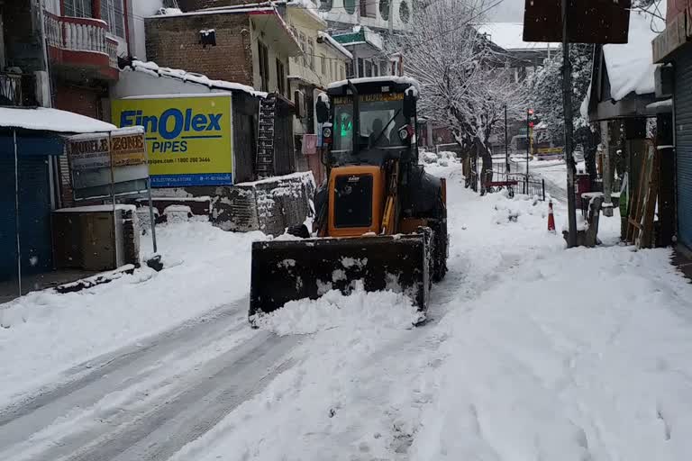 Pwd Worker Restore  Road In Kinnaur