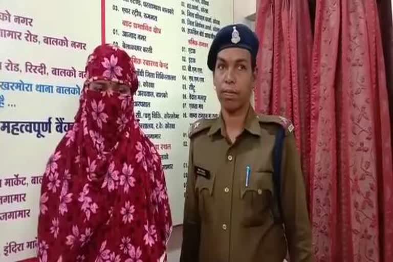 पुलिस के गिरफ्त में आरोपी महिला