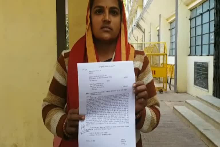 Woman pleaded in collectorate for non-payment of honorarium in narsinghpur