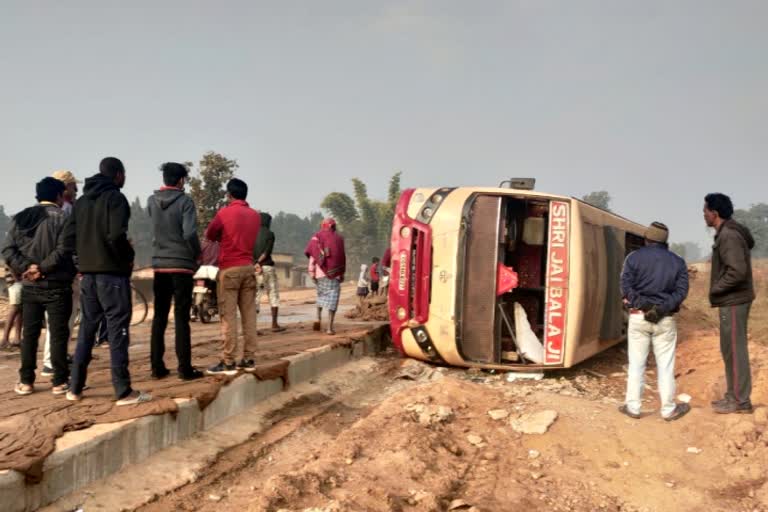 10 people injured by Passenger bus overturned