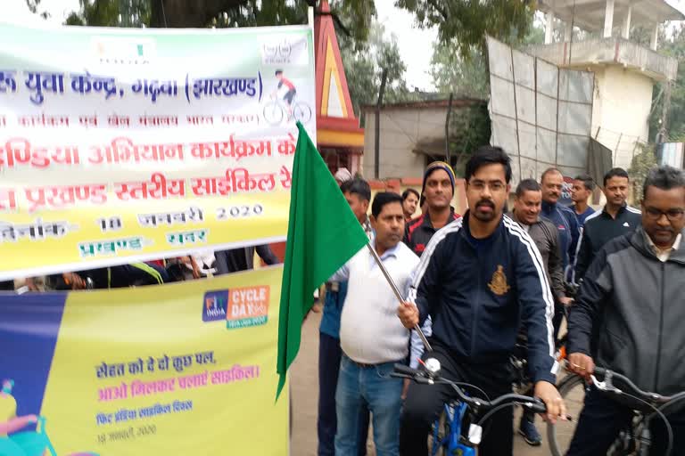 Officials run bicycles on the streets of Garhwa, gave the message of Fit India