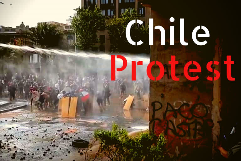 Chile protest  Chile government  Metro fare  Chile police  ചിലിയില്‍ സര്‍ക്കാര്‍ വിരുദ്ധ പ്രതിഷേധം  സര്‍ക്കാര്‍ വിരുദ്ധ പ്രതിഷേധം  സാന്‍റിയാഗോ