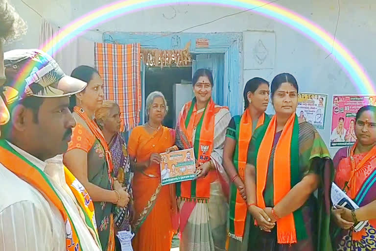 election-campaigning-by-actor-kavitha-in-dubbaka-for-bjp