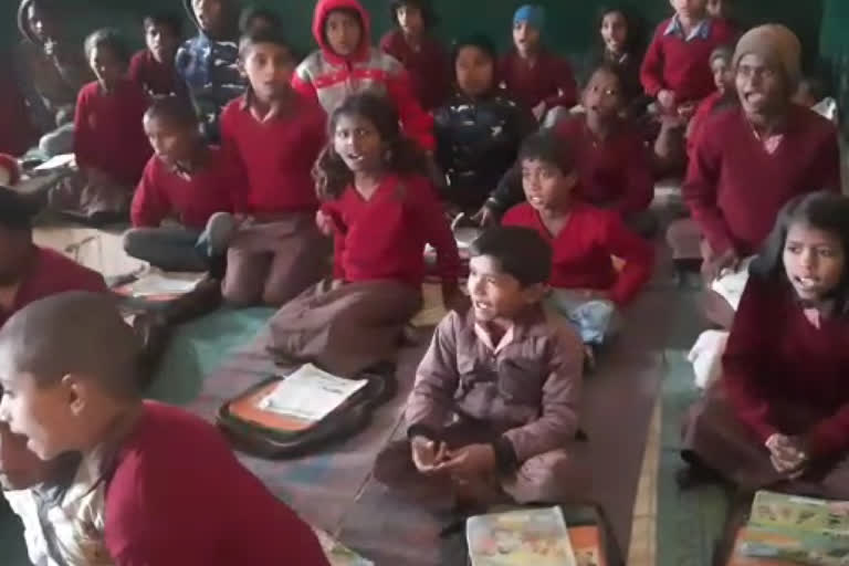 gonda education news, gonda news, students studying without books, schools of gonda, शिक्षा सत्र, बेसिक शिक्षा विभाग, किताबें नहीं दे पाया शिक्षा विभाग, सहायक शिक्षा निदेशक, पूर्व माध्यमिक विद्यालय बडनापुर, पूर्व माध्यमिक विद्यालय पकवान गांव, iगोण्डा में बिना किताबों के पढ़ाई कर रहे छात्र