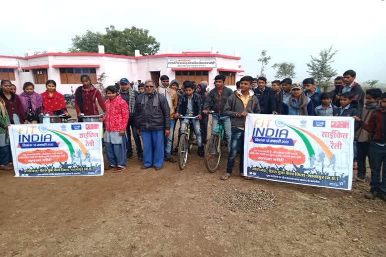 School children gave the message of Fit India