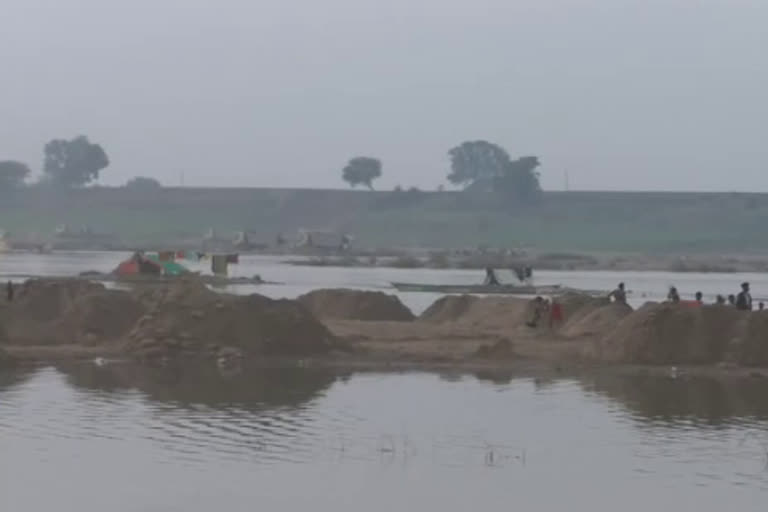 Illegal sand mining in Narmada