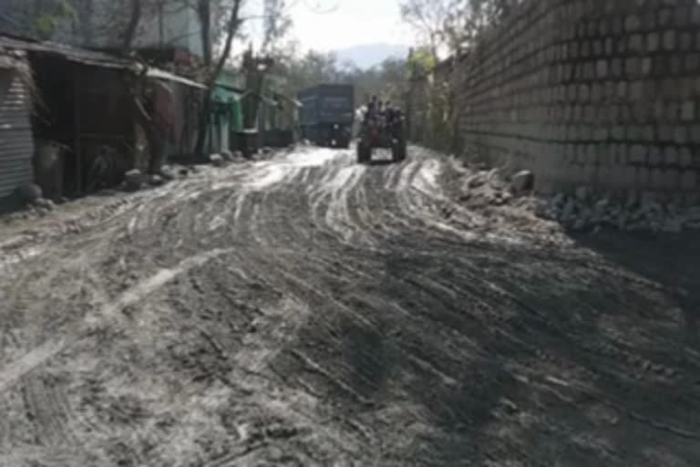 Roads in bad condition in Paonta Sahib