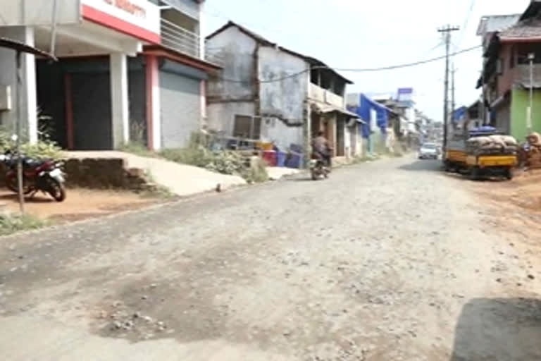 Dust in Kondotty-Pazhayangadi road; Miserable locals  കൊണ്ടോട്ടി-പഴയങ്ങാടി റോഡിൽ പൊടിശല്യം; ദുരിതംപേറി നാട്ടുകാര്‍  കൊണ്ടോട്ടി-പഴയങ്ങാടി റോഡിൽ പൊടിശല്യം  പൊടിശല്യം  റോഡ് റീ ടാറിങ്  കൊണ്ടോട്ടി  Dust in Kondotty-Pazhayangadi road