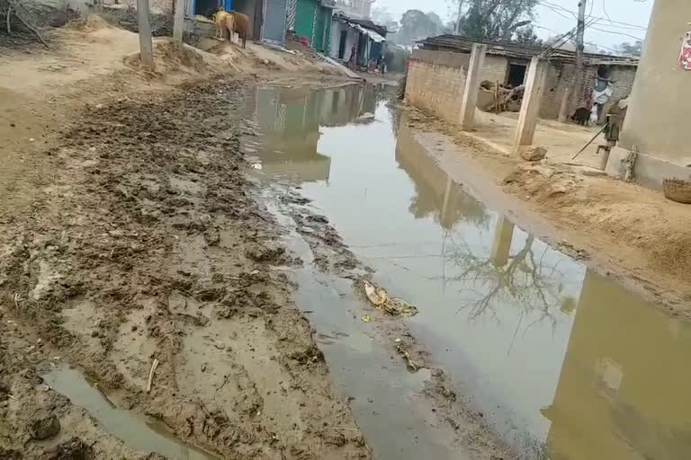 Water has been stored in the road for three years in Biharo