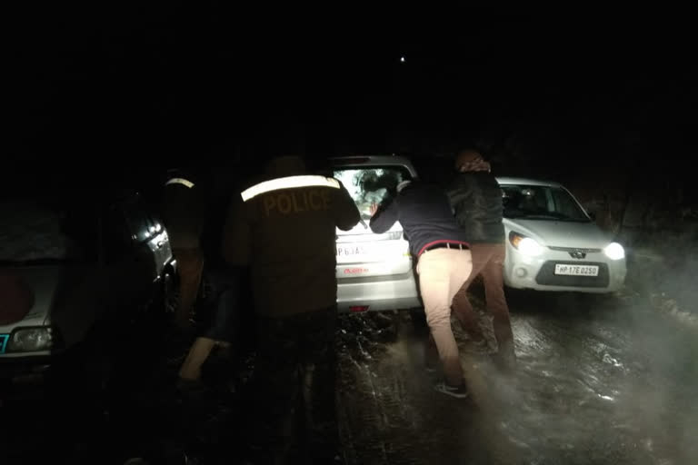 Vehicle pulled out after rescue rescue in Shimla road