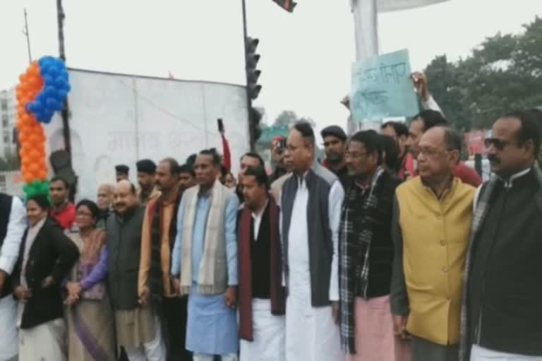 Sanjay Jaiswal created human chain