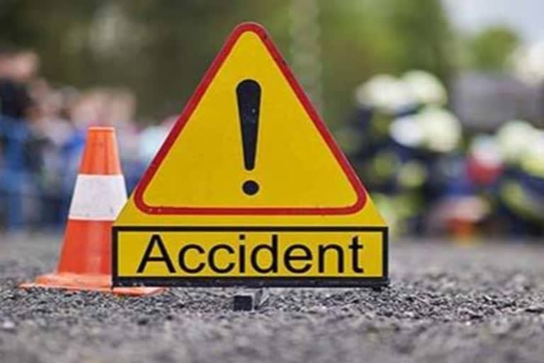 24-year-old killed after two bikes collide in UP's Banda  ഹെല്‍മറ്റ് ധരിച്ചില്ല:യു.പിയില്‍ ഇരുപത്തിനാലുകാരന് ദാരുണാന്ത്യം  രണ്ട് ബൈക്കുകള്‍ കൂട്ടിയിടിച്ച് ഇരുപത്തിനാലുകാരൻ മരിച്ചു.  ലഖ്‌നൗ  accident