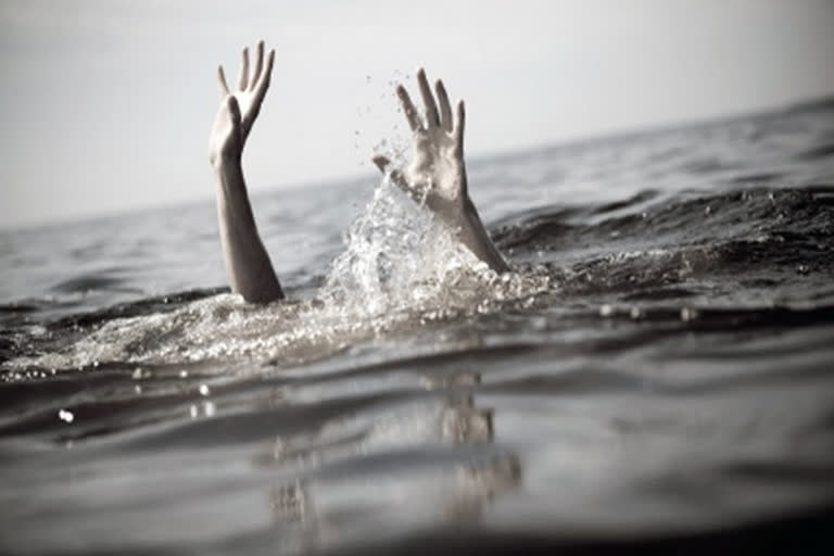 engineering students drown  Odisha waterfall  ഒഡിഷയില്‍ വെള്ളച്ചാട്ടത്തില്‍ വീണ് രണ്ട് വിദ്യാര്‍ഥികള്‍ മരിച്ചു  വീർ സുരേന്ദ്ര സായ് യൂണിവേഴ്‌സിറ്റി ഓഫ് ടെക്‌നോളജി ബർളയിലെ എൻജിനീയറിങ് വിദ്യാര്‍ഥികളാണ് മരിച്ചത്.