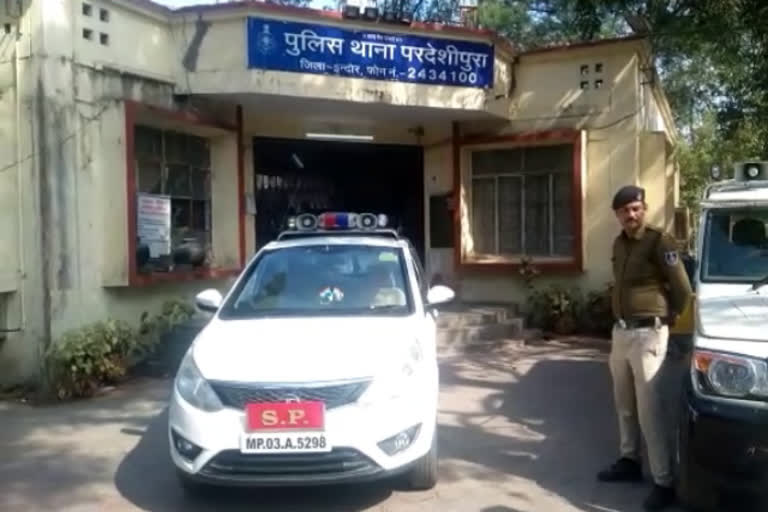 Video of the accused who smoked cigarettes in the police station went viral in indore