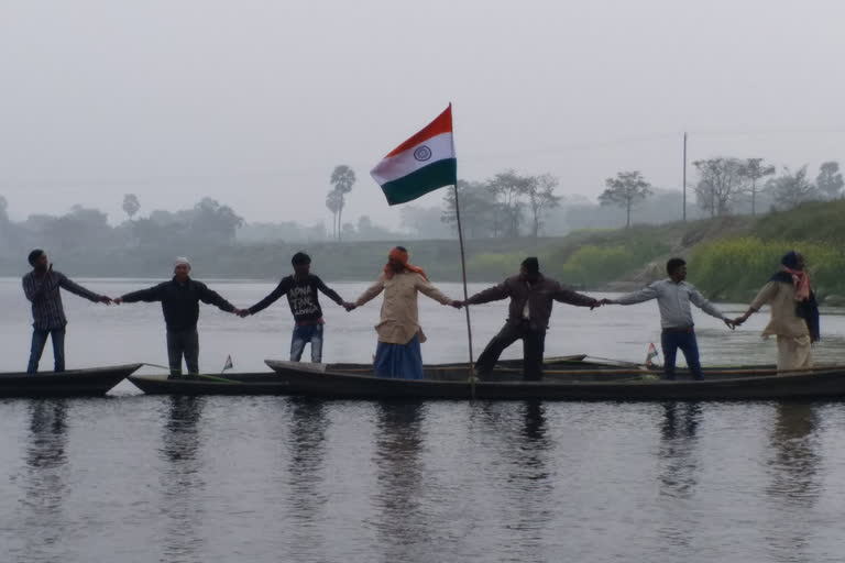 human chain  nitish kumar  climate change  സാമൂഹിക തിന്മകളില്‍ പ്രതിഷേധിച്ച് നദിക്ക് കുറുകെ മനുഷ്യശൃംഖല തീര്‍ത്തു  Villagers in Athar form human chain on boats in Muzaffarpur  മനുഷ്യശൃംഖല തീര്‍ത്തു  ജല്‍,ജീവന്‍, ഹരിയാലി  ബീഹാര്‍ മുസാഫര്‍പൂര്‍  പാട്‌ന