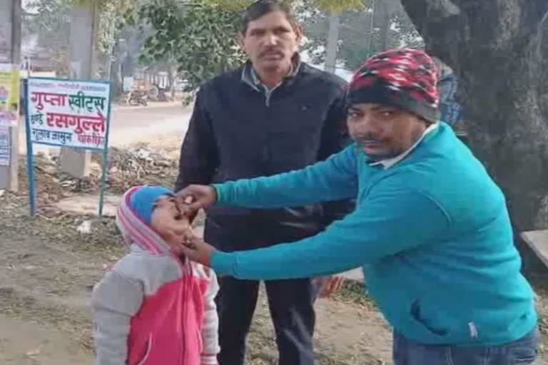 polio medicine given to children in alavalpur village of palwal