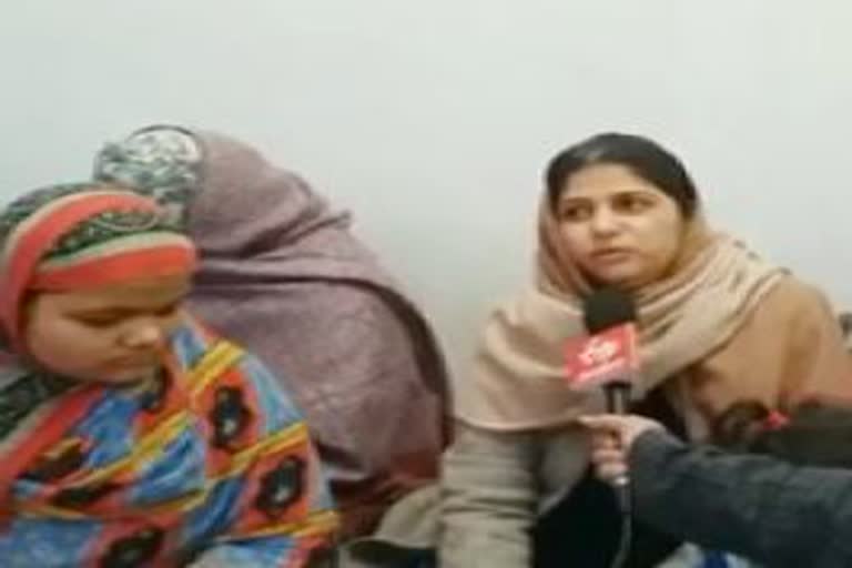 women protest at jama masjid