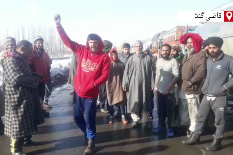 truck drivers protested against traffic police at qazigund, anantnag