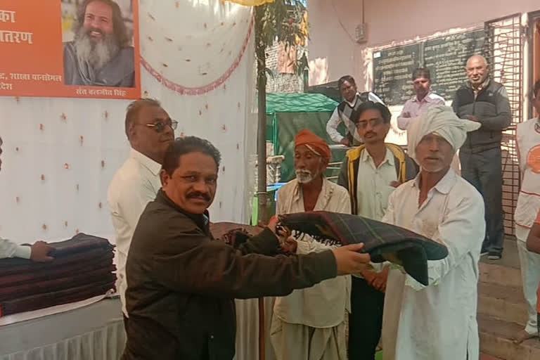 vishav manav ruhani kendra distributed blankets