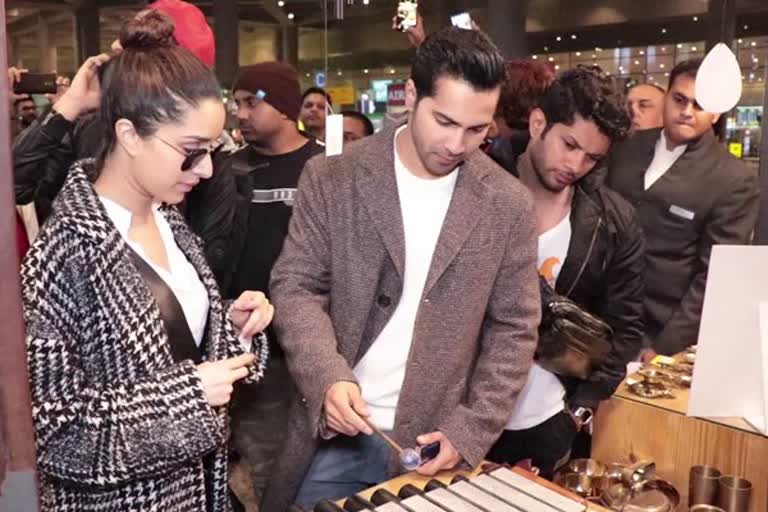 varun-gifts-xylophone-to-shraddha