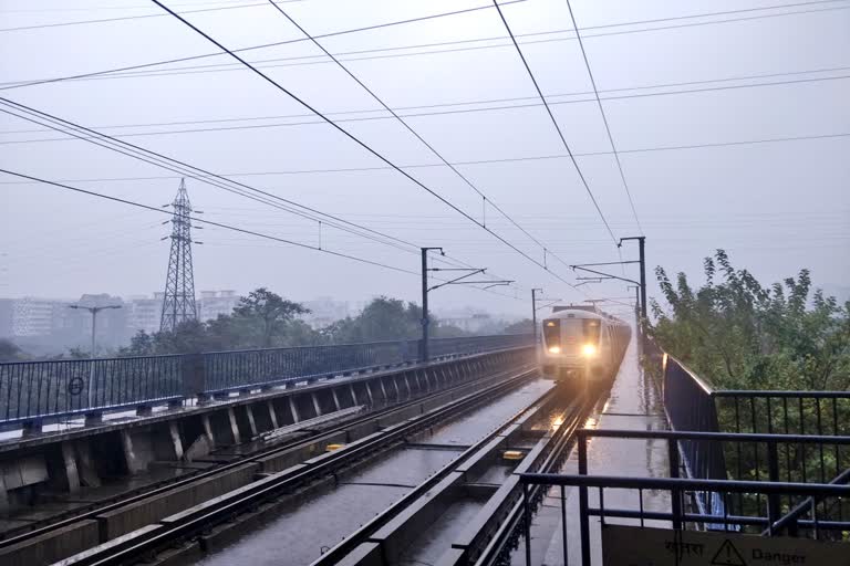 Blue line affected by a passenger's jump on the Karol Bagh metro track