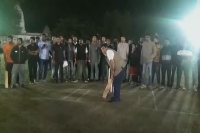 Nitin Gadkari played cricket