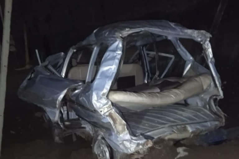 Van fell into a ditch in Beed Billing