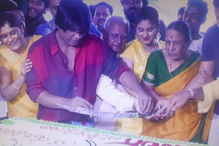 kannada hero duniya vijay cake cutting with talwar(sword) controversy, police filling case on him