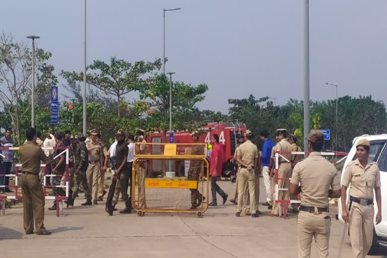 Enter Keyword here.. Airport Bomb  Heavy security in the city  bombs found at Mangalore airport  മംഗളൂരു വിമാനത്താവളം  ഉഗ്രശേഷിയുള്ള ബോംബ് നിര്‍വീര്യമാക്കി  നഗരത്തിൽ കനത്ത സുരക്ഷ