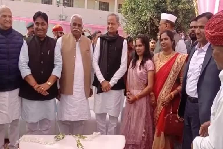 सीकर की खबर,  sikar news,  मुख्यमंत्री गहलोत शामिल हुए शादी में,  Chief Minister Gehlot attended the wedding