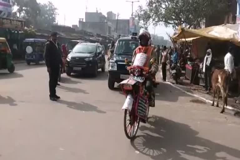 road safety awareness campaign, road safety week, road safety week starts in auraiya, auraiya hindi news, सड़क सुरक्षा सप्ताह, सुभाष चौक पर जागरूकता अभियान, जागरूकता अभियान, सड़क सुरक्षा जागरूकता अभियान, औरैया में सड़क सुरक्षा सप्ताह का आयोजन