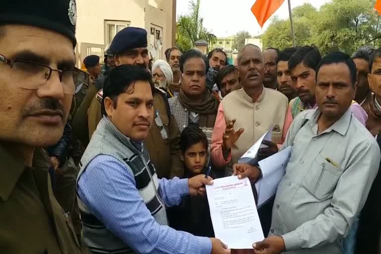 Handing over memorandum to Indian Farmers Association