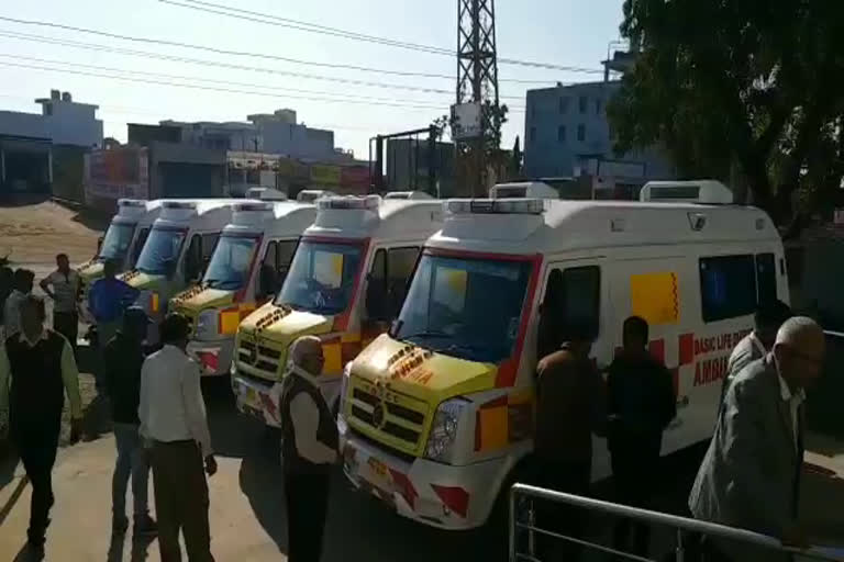 banswara news, rajasthan news, बांसवाड़ा में एनपीसीएल, प्लांट से पहले एनपीसीएल , चिकित्सा विभाग को दिया, 5 एंबुलेंस का तोहफा