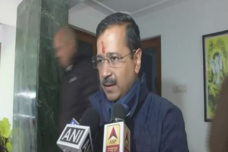 Kejriwal delayed by roadshow, postpones nomination filing to Tuesday