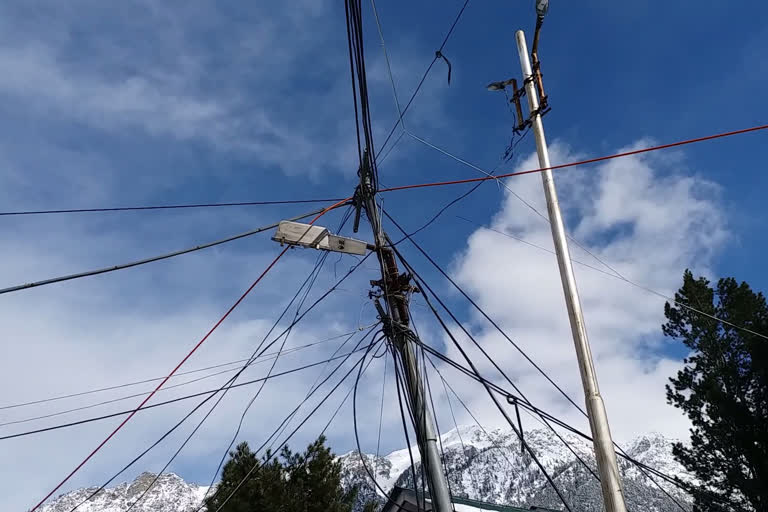 Electricity problem in many villages of Kinnaur after snowfall, बर्फबारी के बाद से किन्नौर के कई गांवों की बिजली गुल