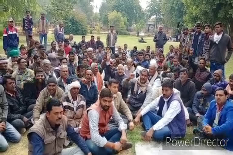 ग्रामीणों ने निजी कंपनी के खिलाफ किया विरोध, villagers protested fiercely