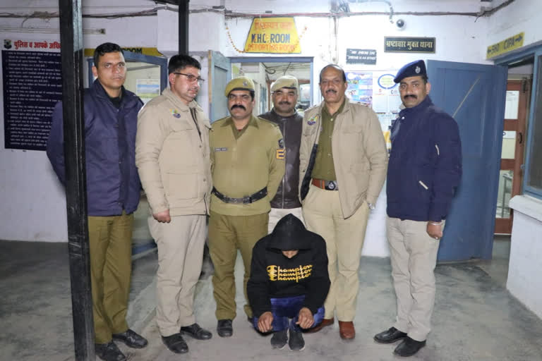 20 year old youth arrested with 300 grams charas in mandi, NH 21 पर 300 ग्राम चरस के साथ 20 वर्षीय युवक गिरफ्तार