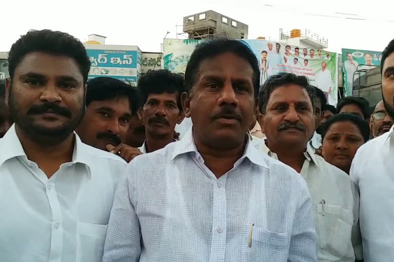 kadapa ycp members celebrate for 3 capitals announcement by government